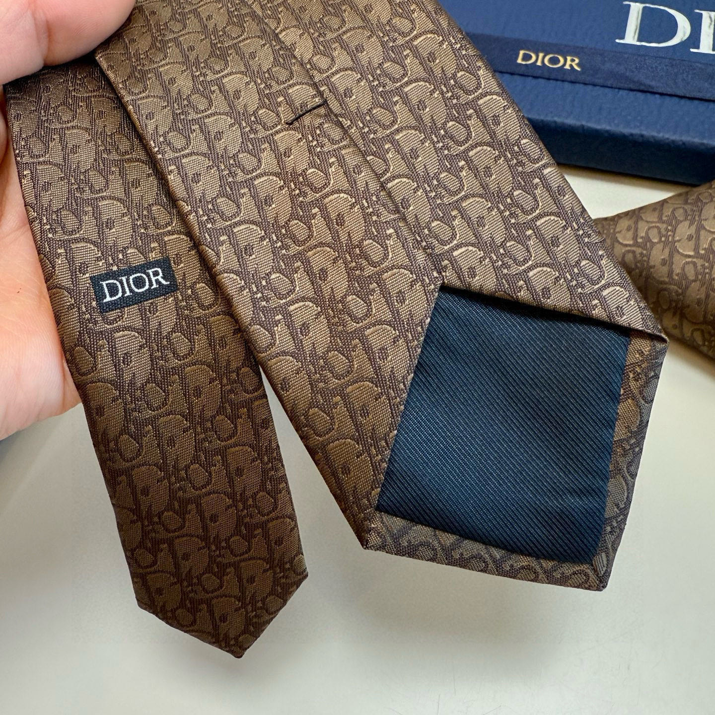 特价。 爆款到，6色👏👏迪奥新款领带💖💖 👔👔Dior男士，稀有😻😻展现精湛手工与时尚优雅的理想选择，这