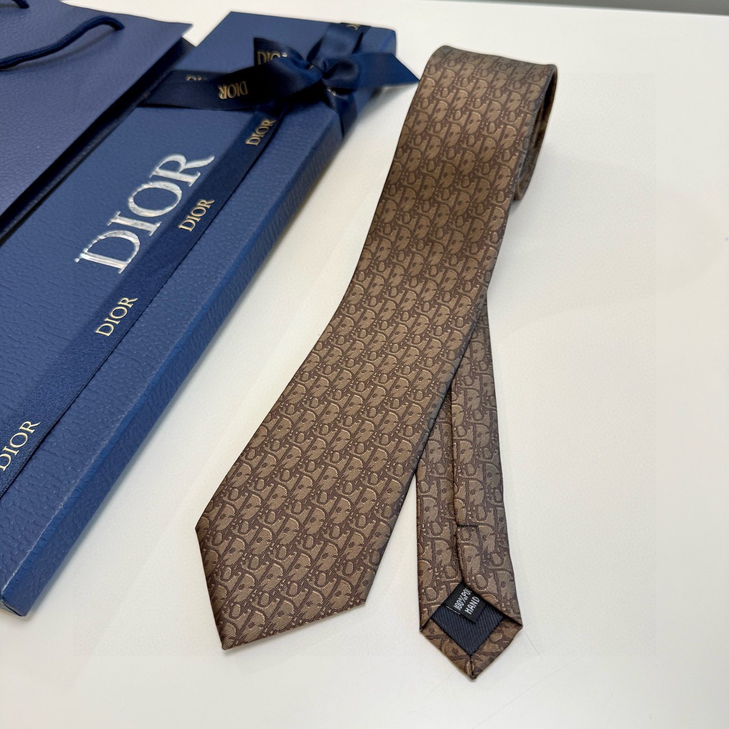特价。 爆款到，6色👏👏迪奥新款领带💖💖 👔👔Dior男士，稀有😻😻展现精湛手工与时尚优雅的理想选择，这