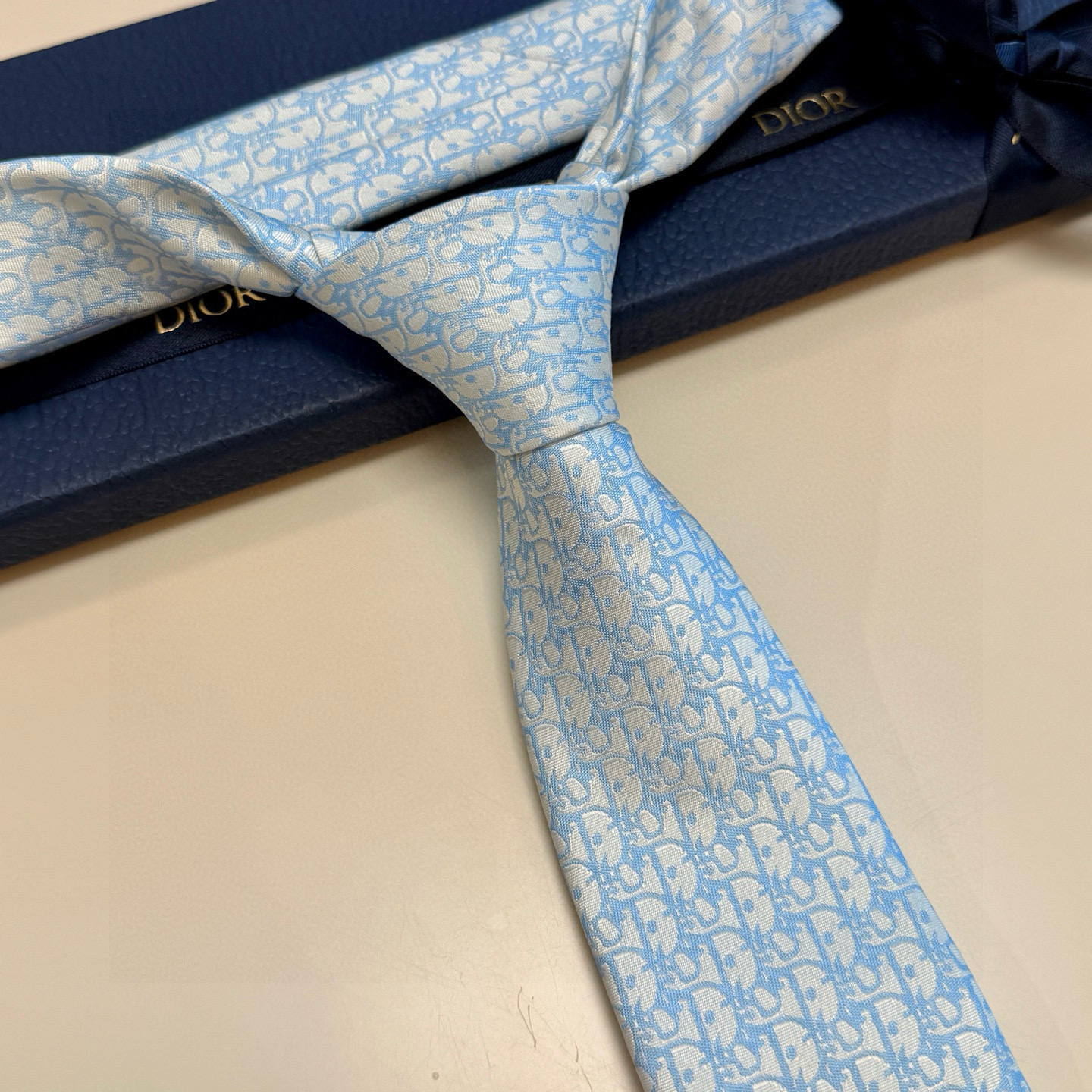 特价。 爆款到，6色👏👏迪奥新款领带💖💖 👔👔Dior男士，稀有😻😻展现精湛手工与时尚优雅的理想选择，这