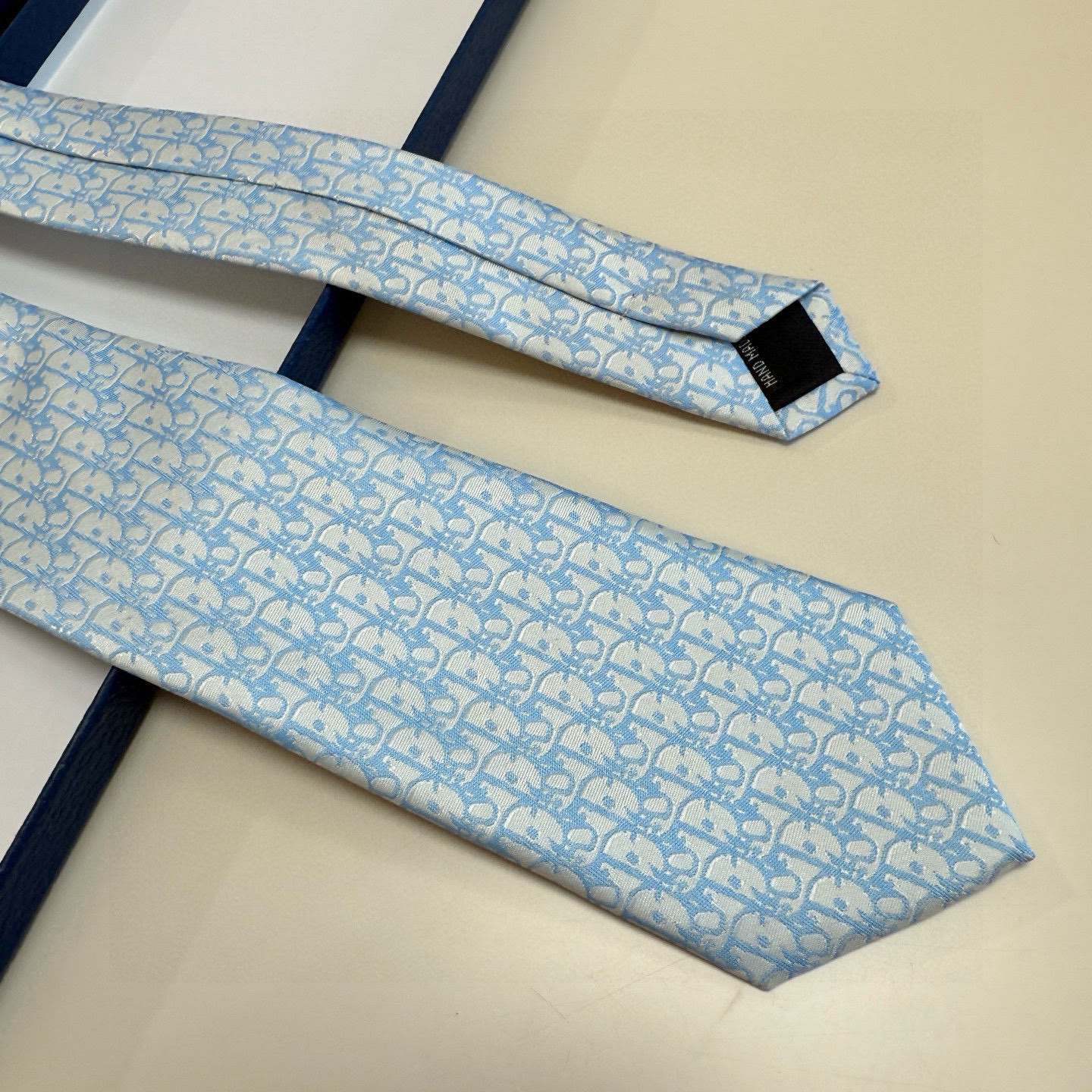 特价。 爆款到，6色👏👏迪奥新款领带💖💖 👔👔Dior男士，稀有😻😻展现精湛手工与时尚优雅的理想选择，这