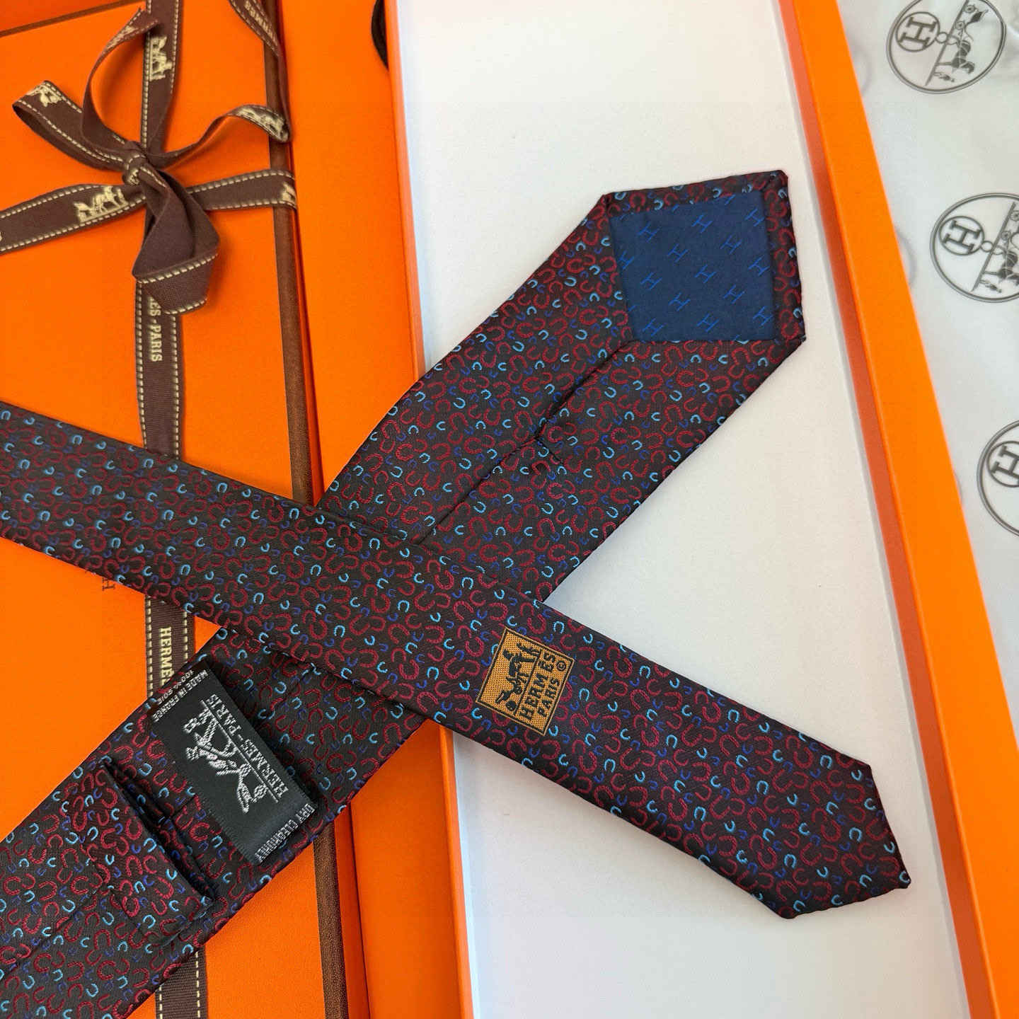 特价。马蹄铁领带👔👔，稀有爱马仕家每年都有一千条不同印花的领带面世，从最初的多以几何图案表现骑术活动为主