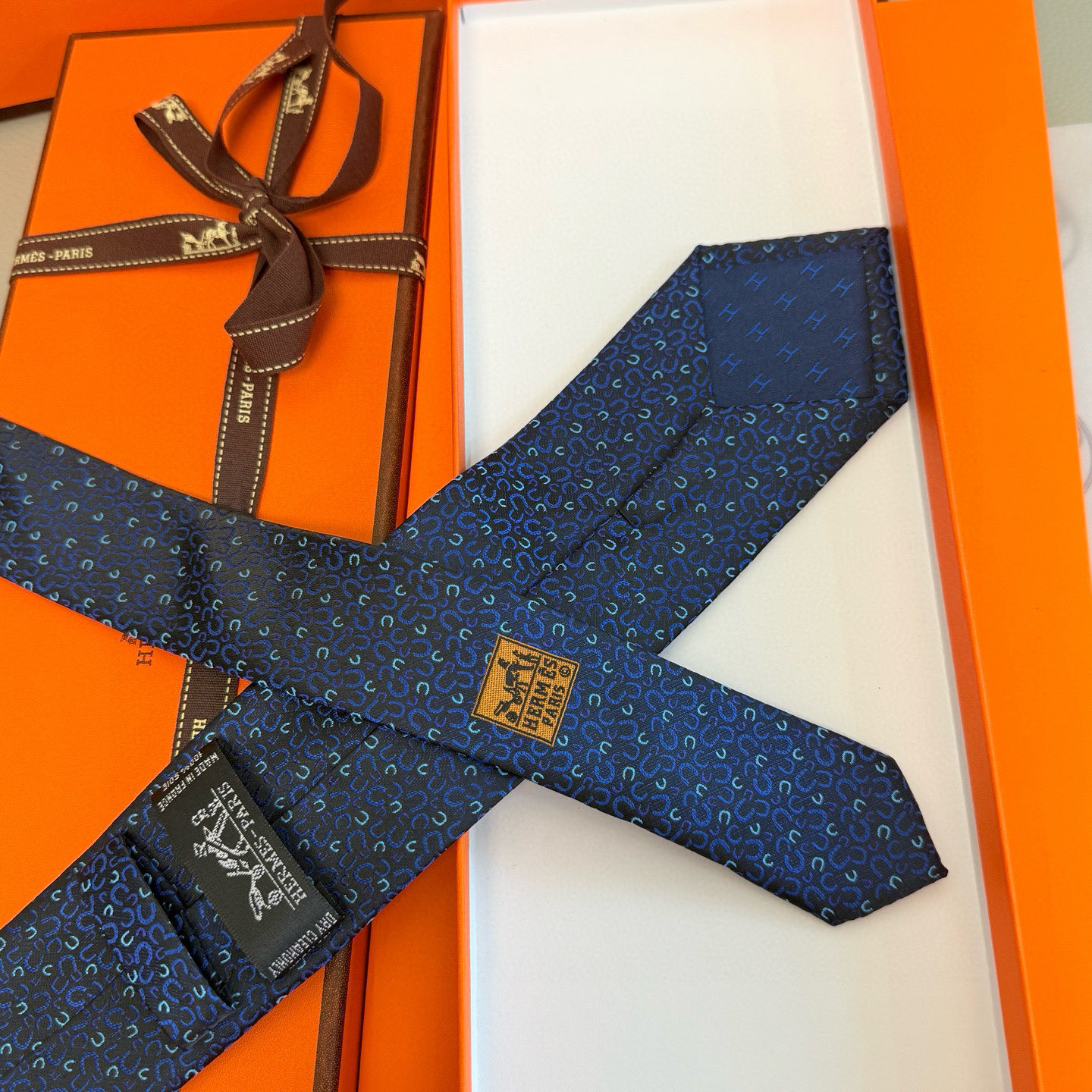 特价。马蹄铁领带👔👔，稀有爱马仕家每年都有一千条不同印花的领带面世，从最初的多以几何图案表现骑术活动为主