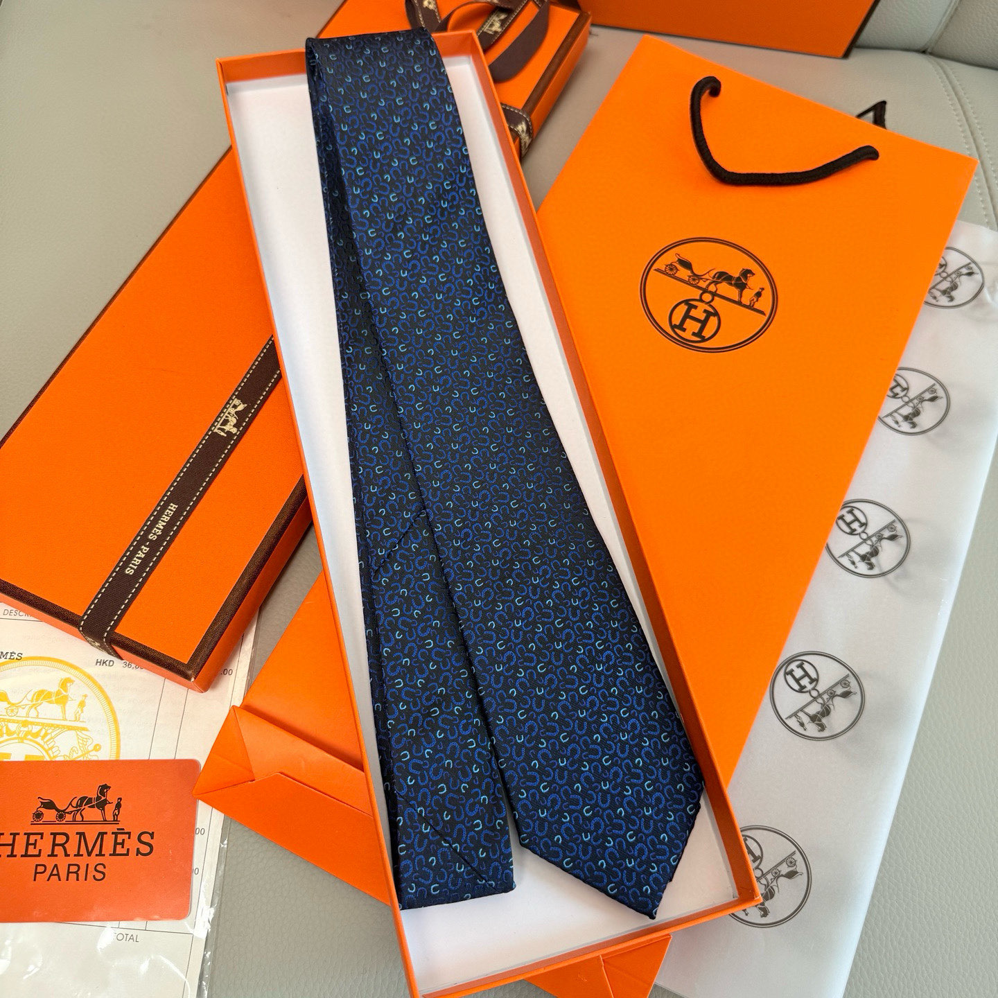 特价。马蹄铁领带👔👔，稀有爱马仕家每年都有一千条不同印花的领带面世，从最初的多以几何图案表现骑术活动为主