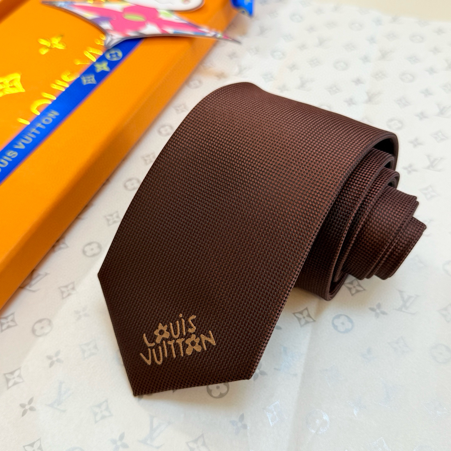 特价。 LV领带 断货王小狗领带 颜值真的太高了 当下的时装界爆款领带 小狗刺绣➕可爱字母真的好绝Jum