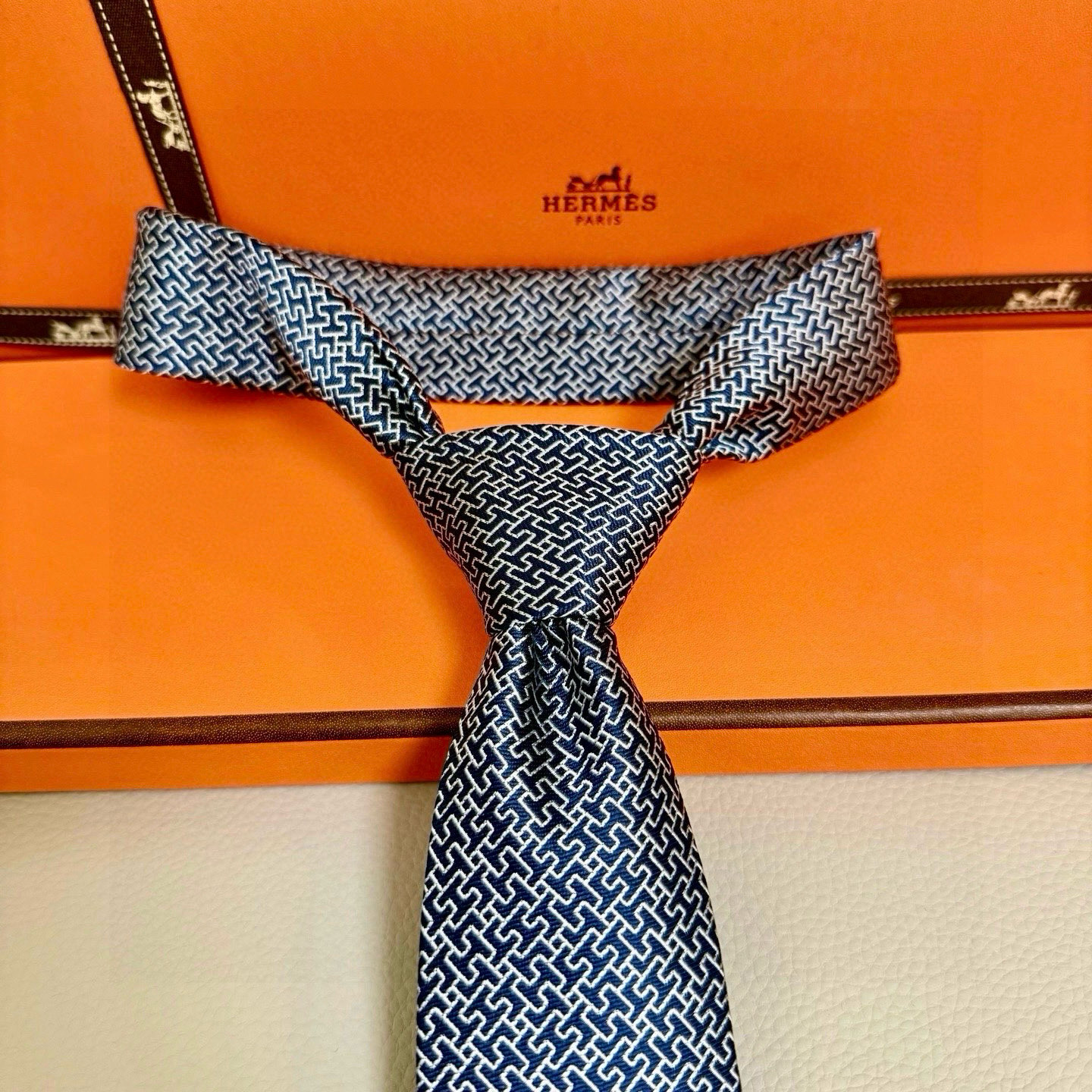 特价。男士新款领带系列【镂空H字母领带】👔👔，稀有H家每年都有一千条不同印花的领带面世，从最初的多以几何