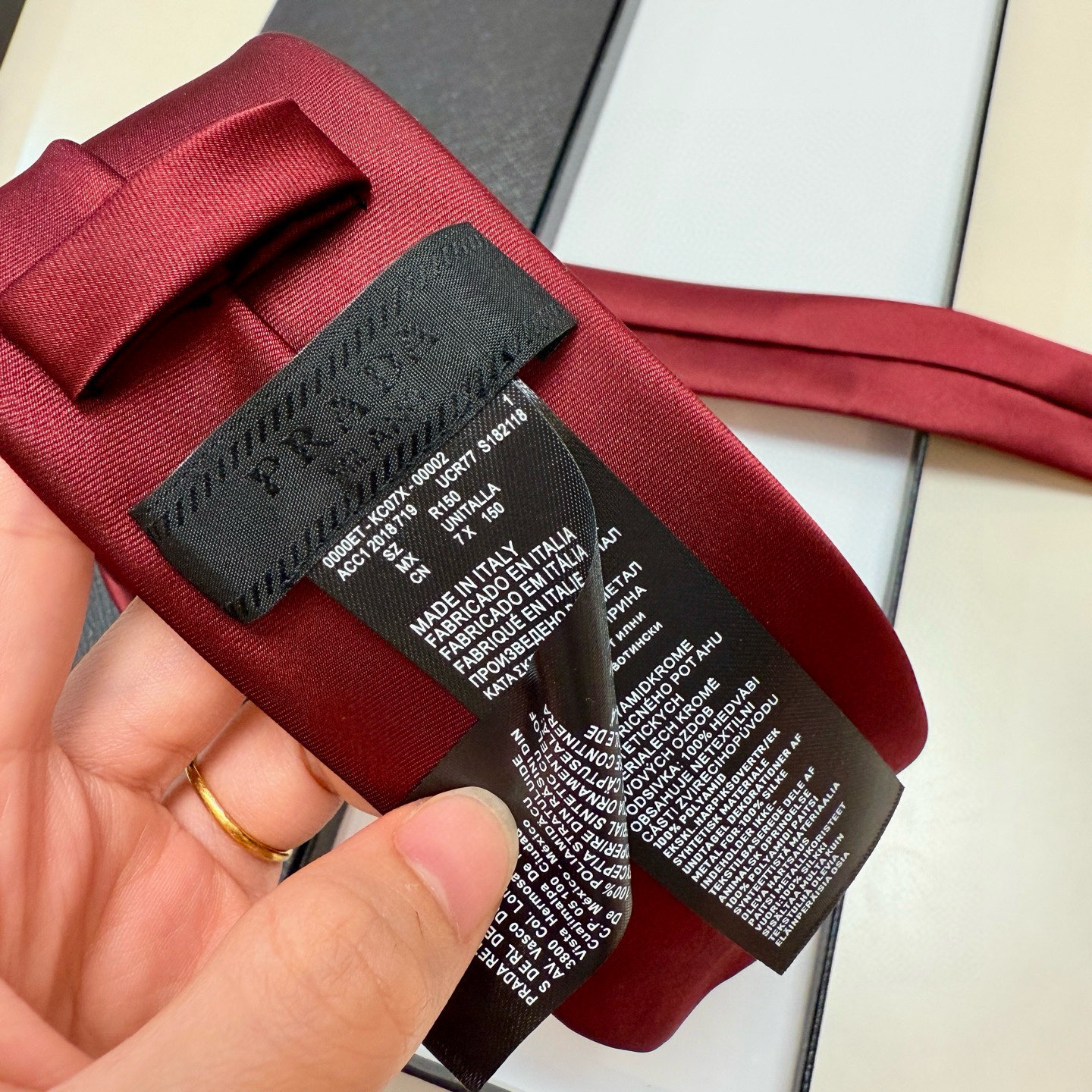 特价。P家经典领带中性款 Prada徽标领带，高端定制👑稀有😻😻展现精湛手工与时尚优雅的理想选择，这款采