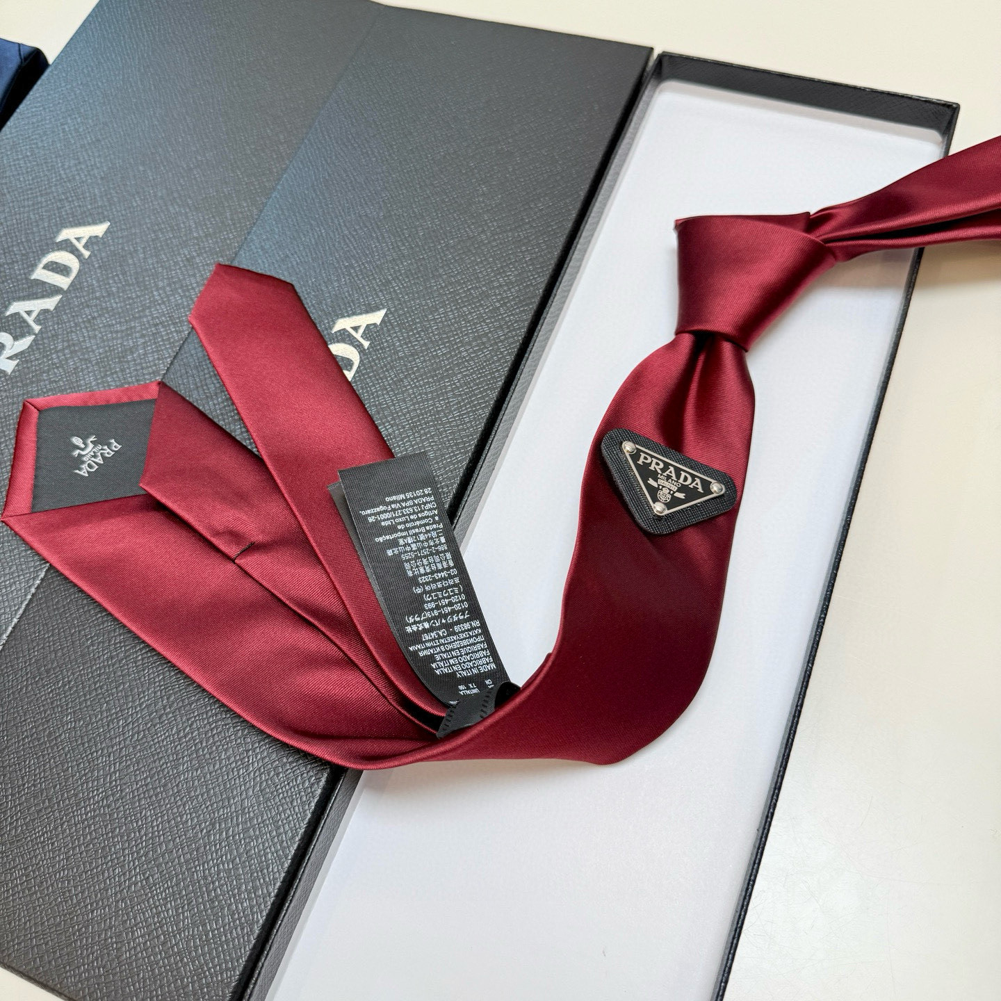 特价。P家经典领带中性款 Prada徽标领带，高端定制👑稀有😻😻展现精湛手工与时尚优雅的理想选择，这款采