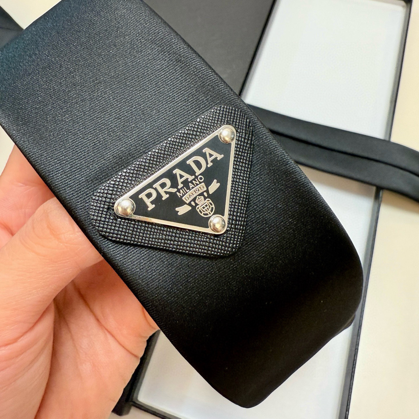 特价。P家经典领带中性款 Prada徽标领带，高端定制👑稀有😻😻展现精湛手工与时尚优雅的理想选择，这款采