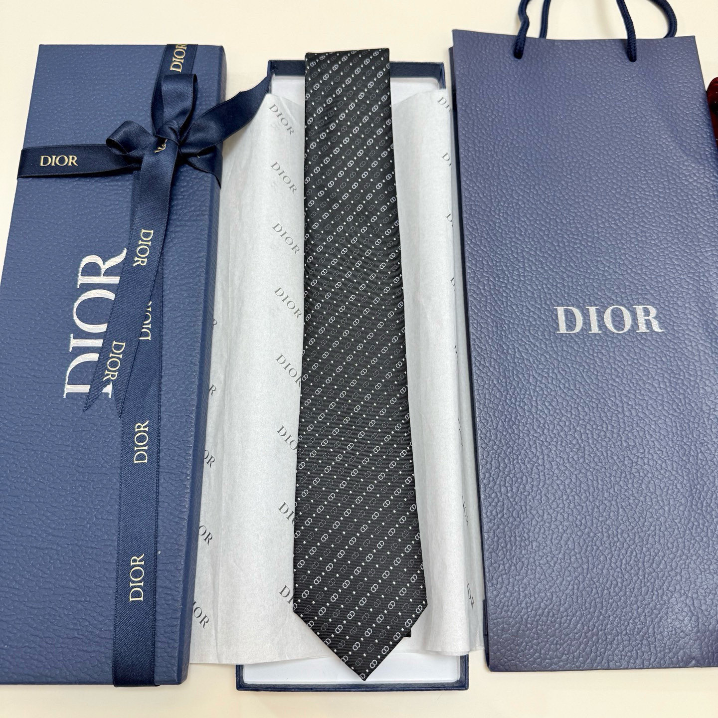 特价。迪奥官方新款领带，CD男士领带4色💖💖 👔👔Dior男士，稀有😻😻展现精湛手工与时尚优雅的理想选择