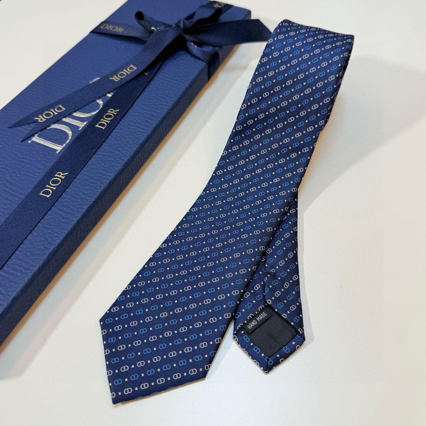 特价。迪奥官方新款领带，CD男士领带4色💖💖 👔👔Dior男士，稀有😻😻展现精湛手工与时尚优雅的理想选择