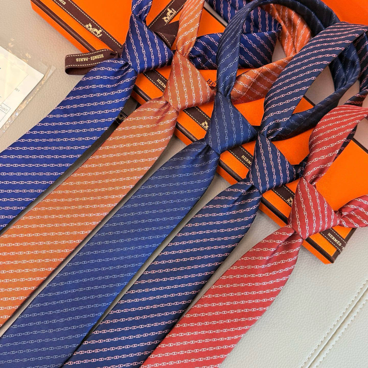 特价。 官方新款男士领带“抛锚起航”稀有H家每年都有一千条不同印花的领带面世，从最初的多以几何图案表现骑