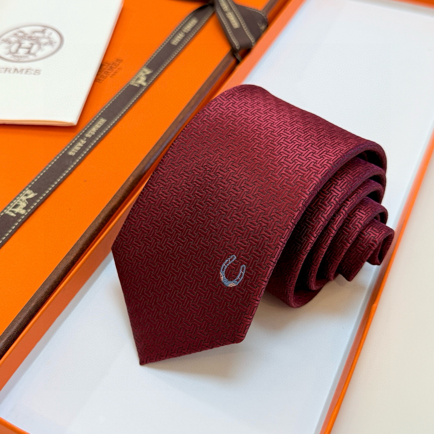 特价。新款爱马仕领带，官方同步Unie Fer a Cheval领带 👔👔，稀有H家每年都有一千条不同印
