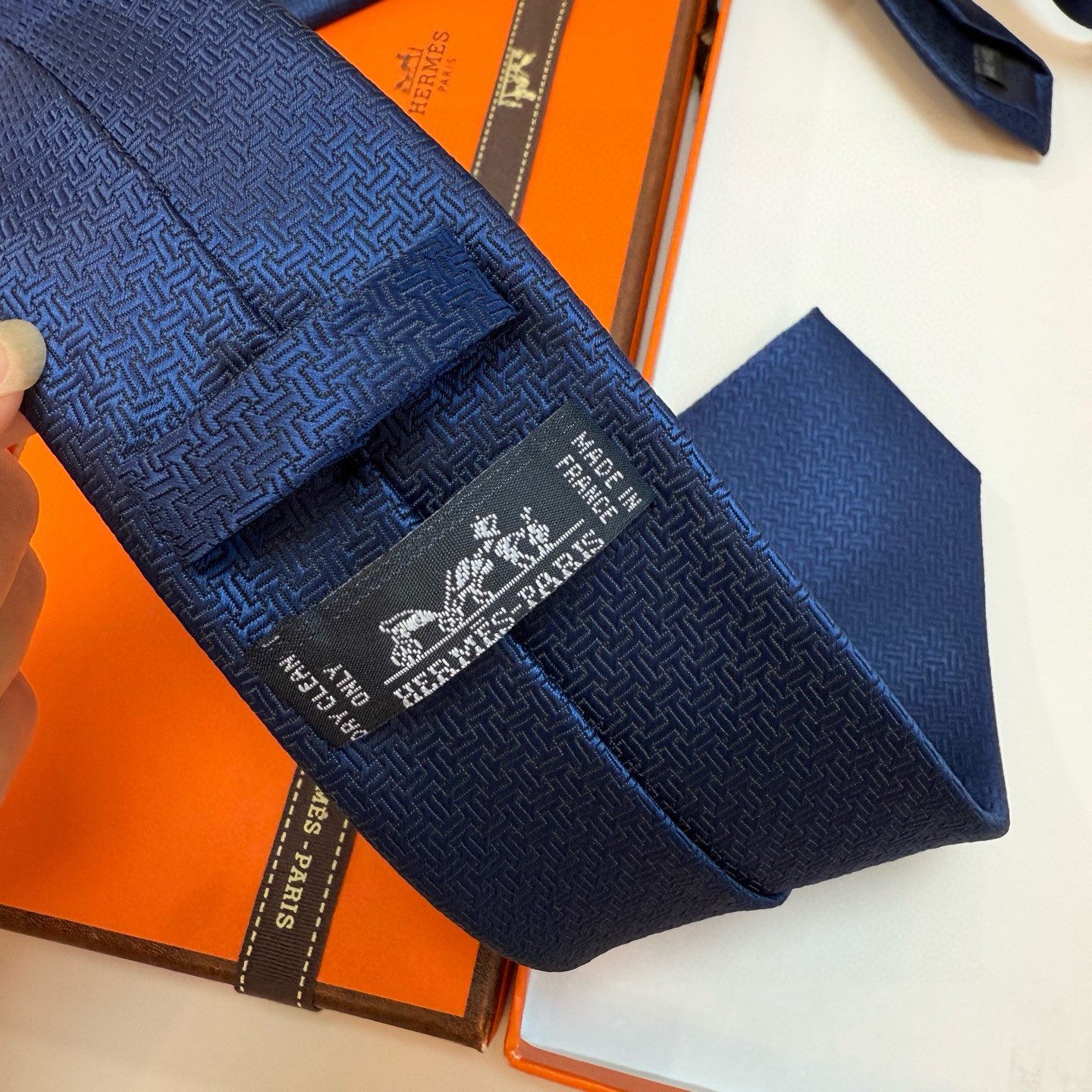 特价。新款爱马仕领带，官方同步Unie Fer a Cheval领带 👔👔，稀有H家每年都有一千条不同印
