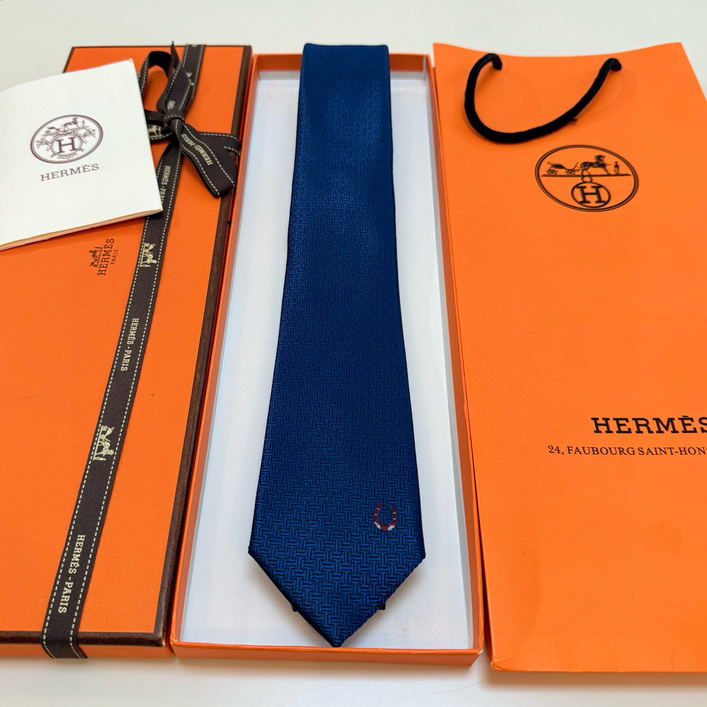 特价。新款爱马仕领带，官方同步Unie Fer a Cheval领带 👔👔，稀有H家每年都有一千条不同印