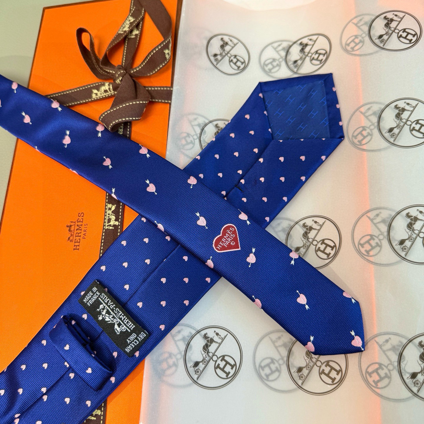 特价。 爱马仕男女同款爱心新款领带系列👔👔，可以充分展示自己个性。100%顶级斜纹真丝手工定制‼。