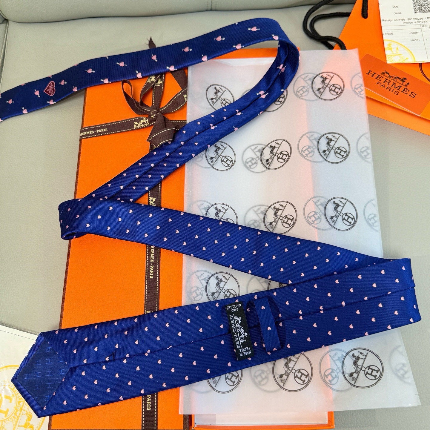特价。 爱马仕男女同款爱心新款领带系列👔👔，可以充分展示自己个性。100%顶级斜纹真丝手工定制‼。