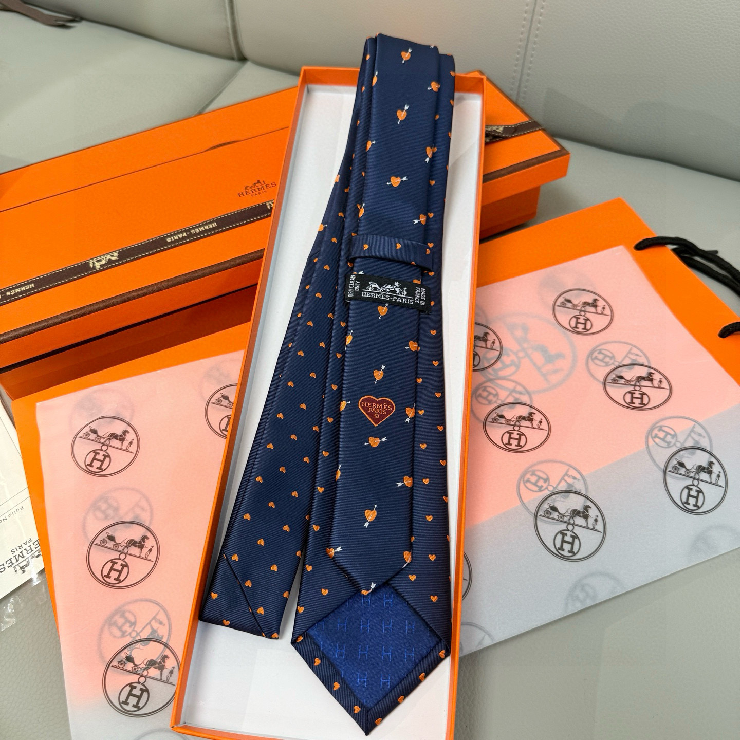 特价。 爱马仕男女同款爱心新款领带系列👔👔，可以充分展示自己个性。100%顶级斜纹真丝手工定制‼。