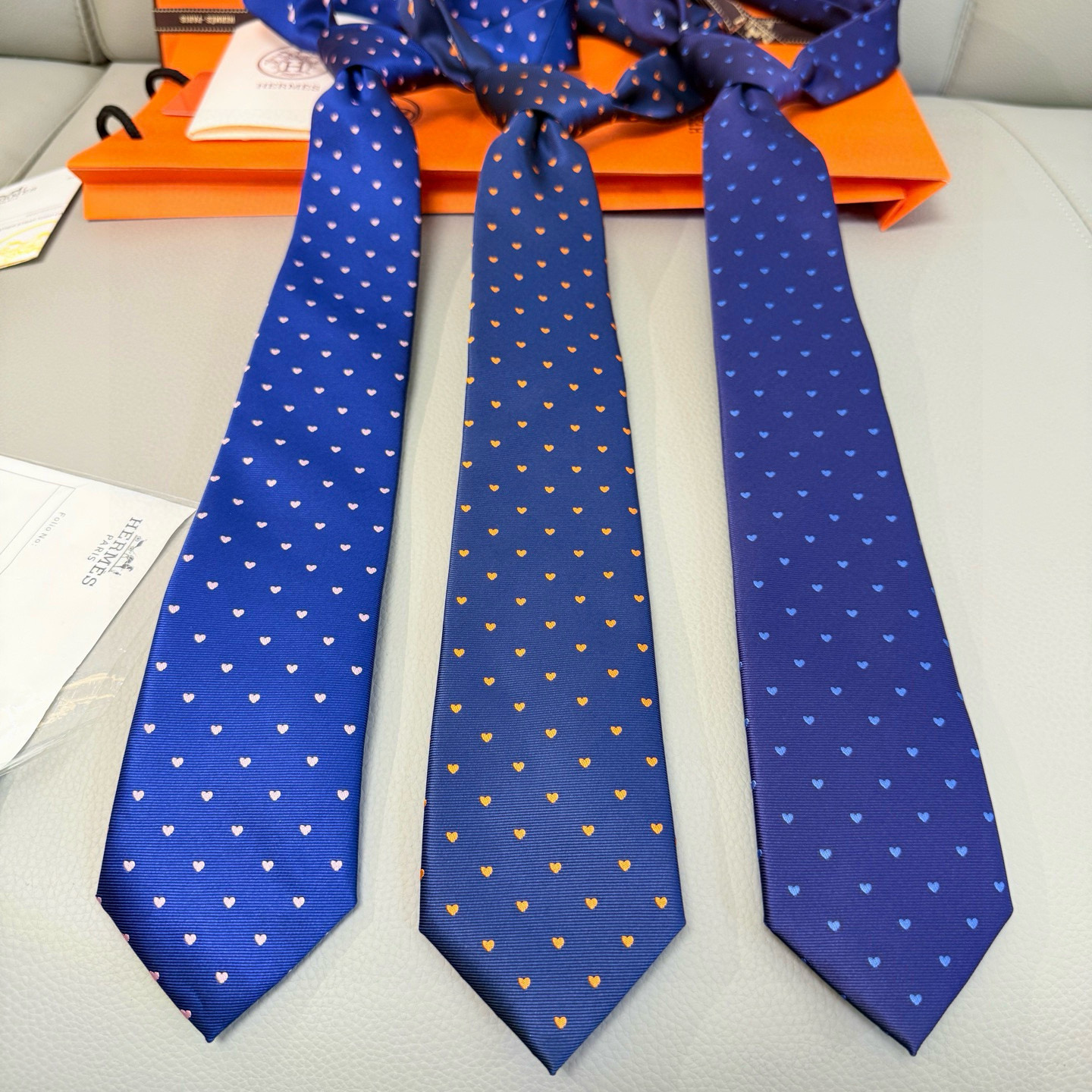 特价。 爱马仕男女同款爱心新款领带系列👔👔，可以充分展示自己个性。100%顶级斜纹真丝手工定制‼。