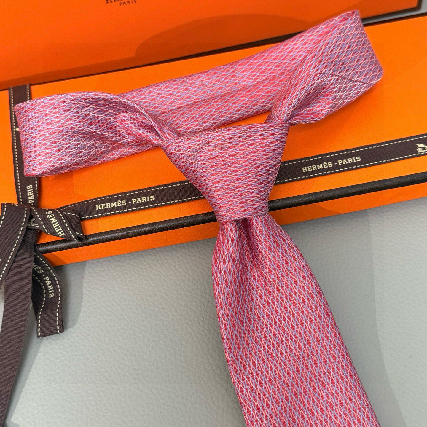 特价。👨‍✈男士新款领带系列【H网状印花领带】👔👔，稀有H家每年都有一千条不同印花的领带面世，从最初的多