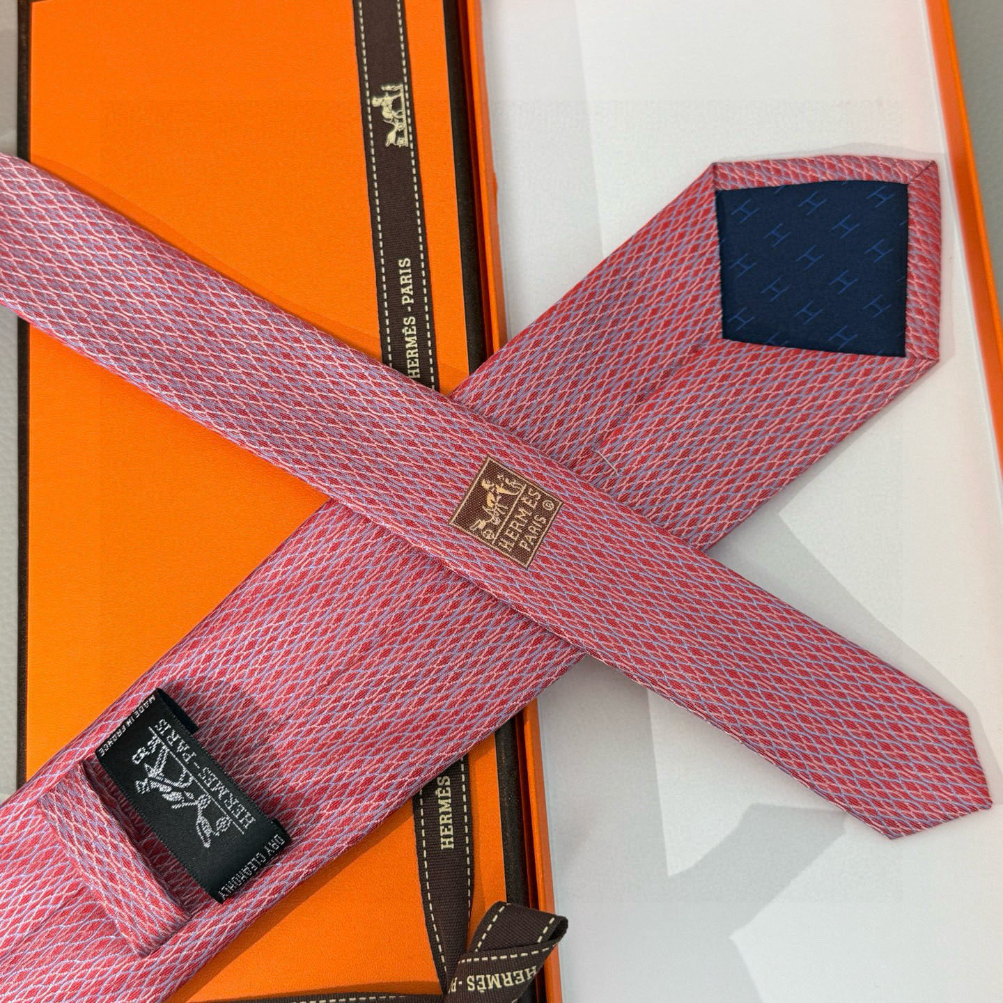 特价。👨‍✈男士新款领带系列【H网状印花领带】👔👔，稀有H家每年都有一千条不同印花的领带面世，从最初的多