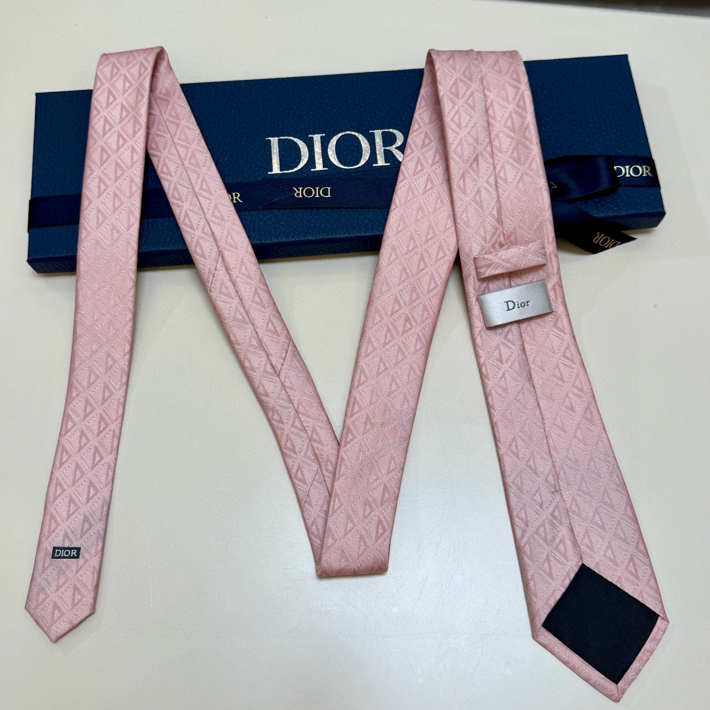 特价。 官方同步新款【线条菱形图案领带】Dior男士蚕丝藤格纹领带 经典三角格纹设计款领带穿搭更显气场!