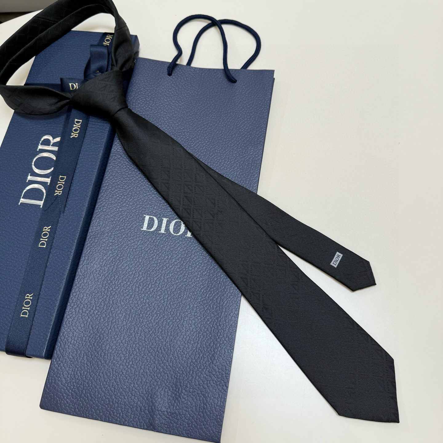 特价。 官方同步新款【线条菱形图案领带】Dior男士蚕丝藤格纹领带 经典三角格纹设计款领带穿搭更显气场！