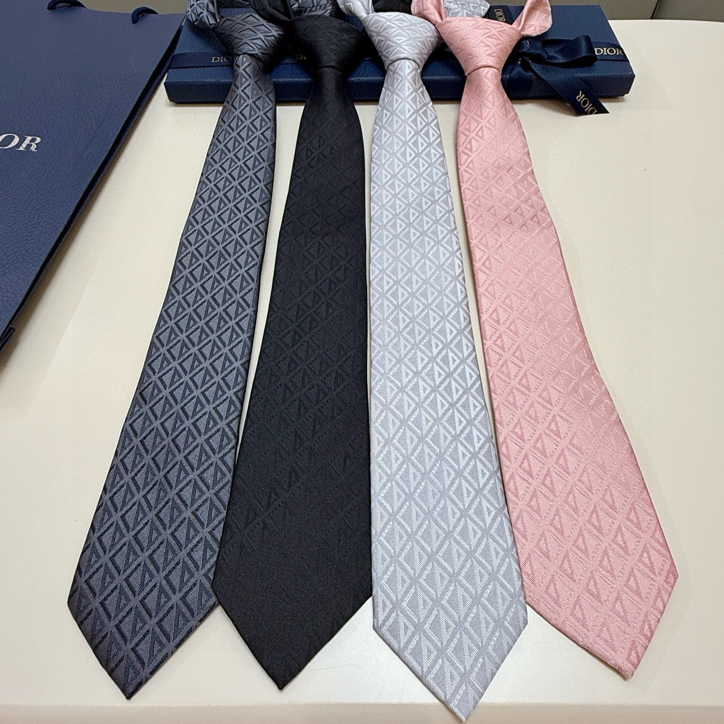 特价。 官方同步新款【线条菱形图案领带】Dior男士蚕丝藤格纹领带 经典三角格纹设计款领带穿搭更显气场！