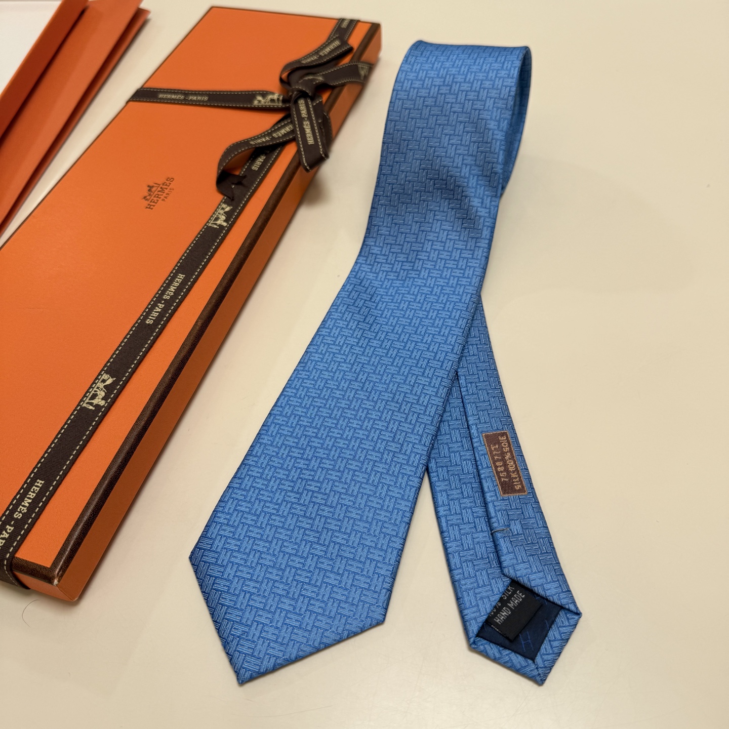 特价。新色，男士新款领带系列【H 24提花领带】👔👔，稀有H家每年都有一千条不同印花的领带面世，从最初的