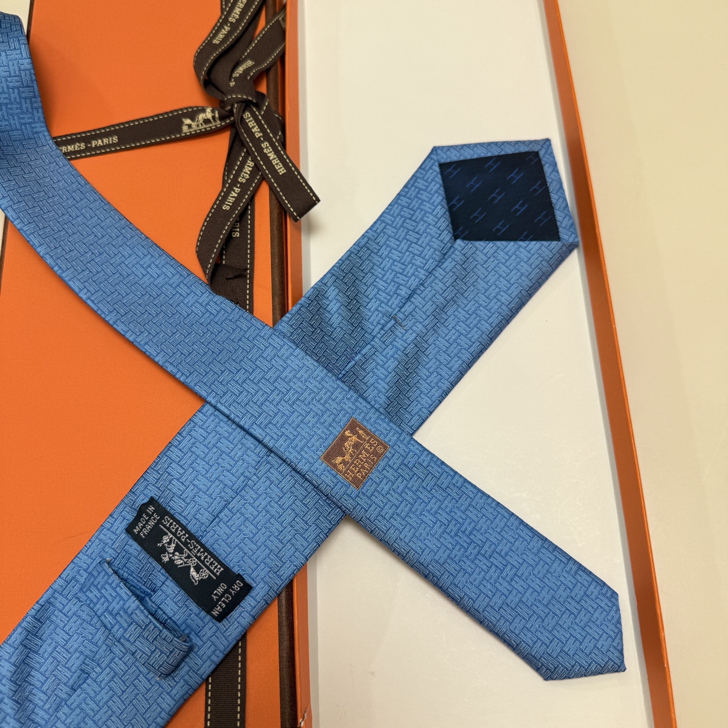 特价。新色，男士新款领带系列【H 24提花领带】👔👔，稀有H家每年都有一千条不同印花的领带面世，从最初的