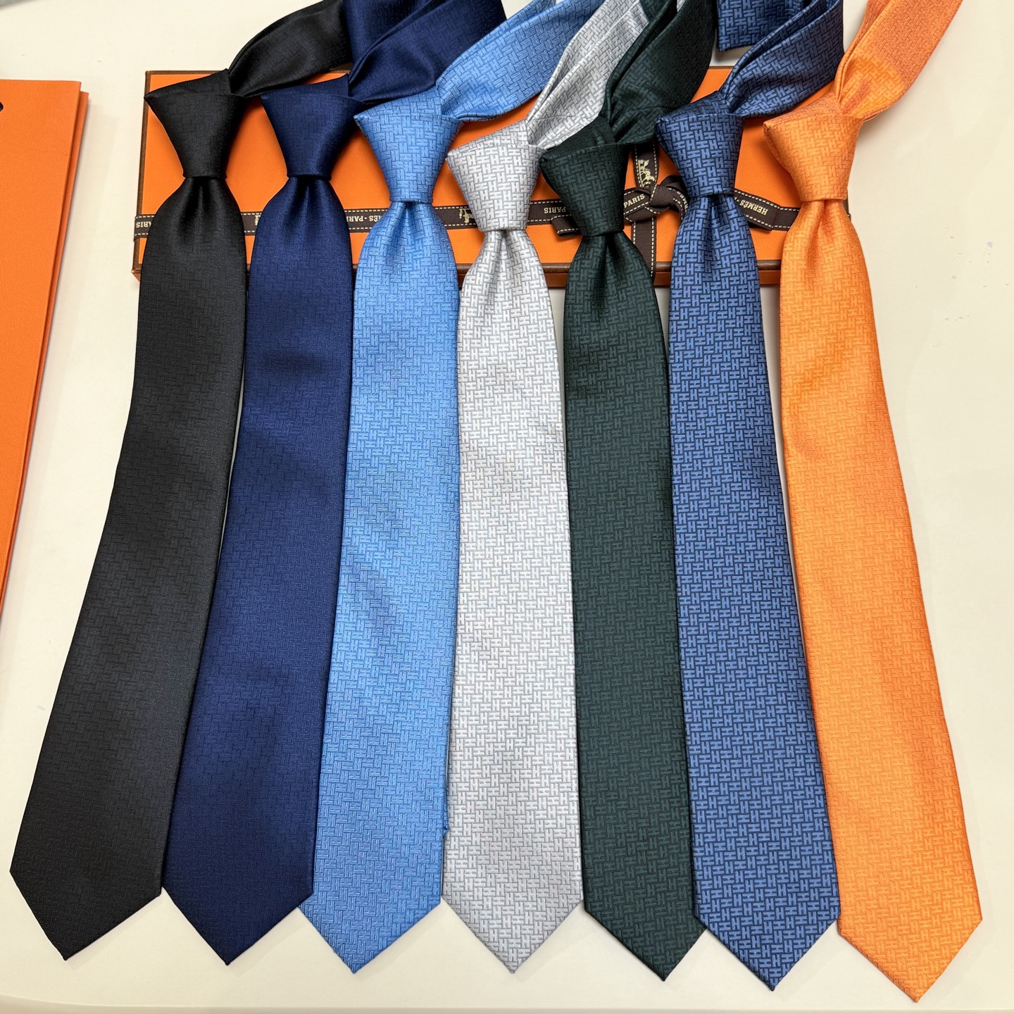 特价。新色，男士新款领带系列【H 24提花领带】👔👔，稀有H家每年都有一千条不同印花的领带面世，从最初的