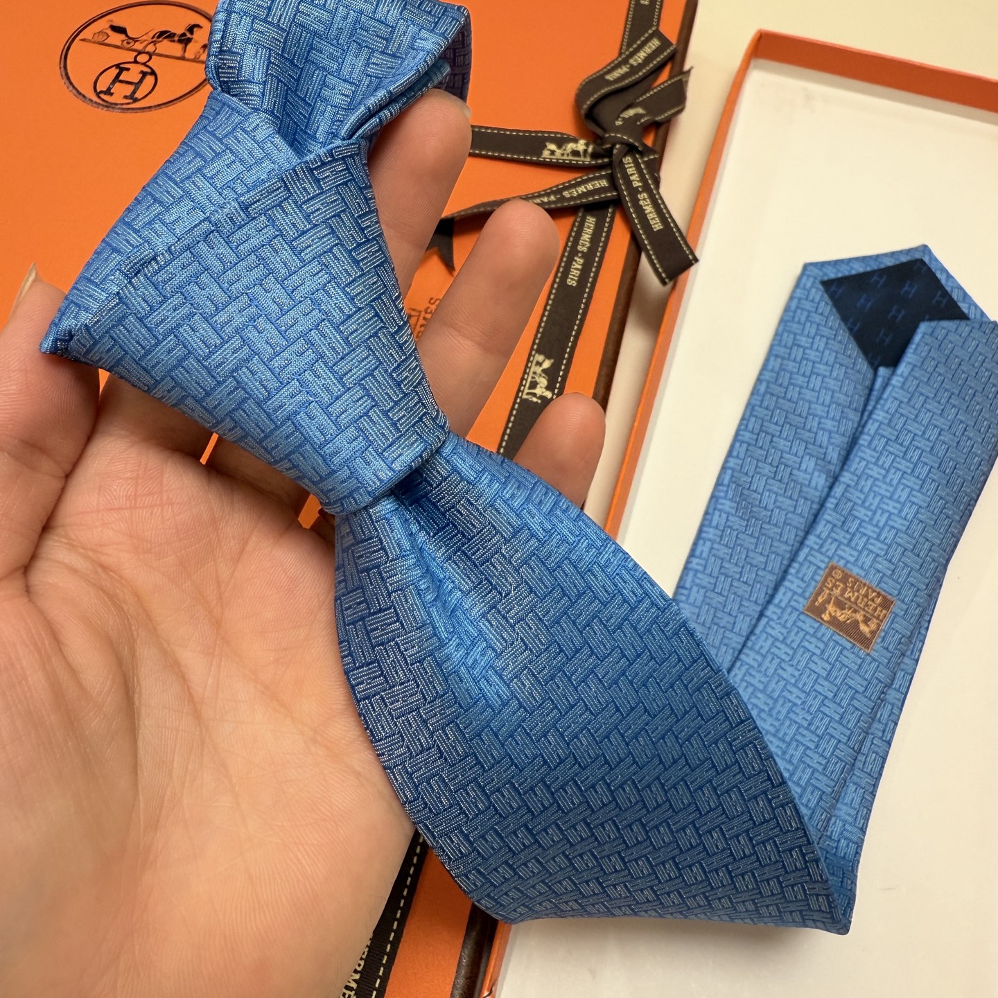 特价。新色，男士新款领带系列【H 24提花领带】👔👔，稀有H家每年都有一千条不同印花的领带面世，从最初的