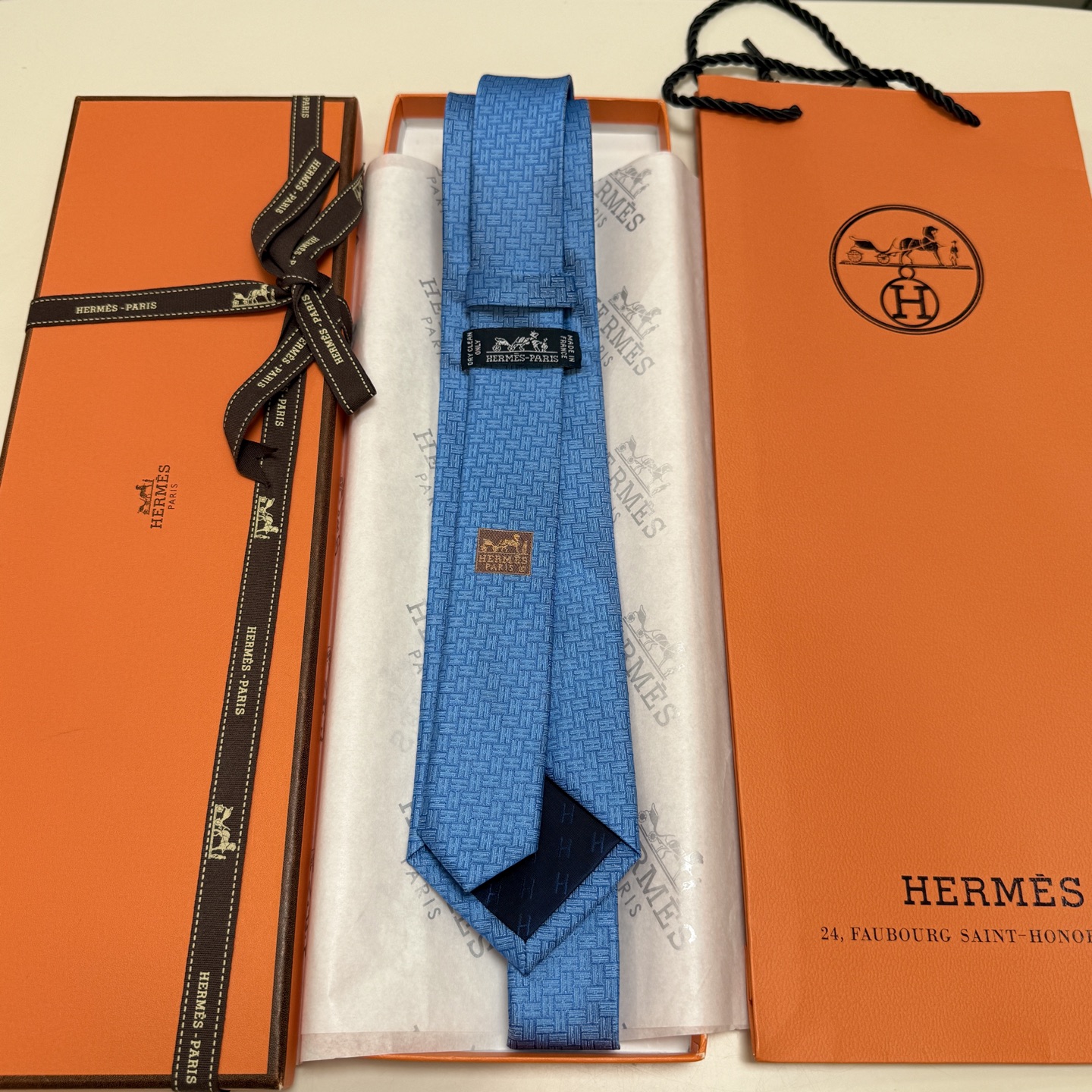 特价。新色，男士新款领带系列【H 24提花领带】👔👔，稀有H家每年都有一千条不同印花的领带面世，从最初的