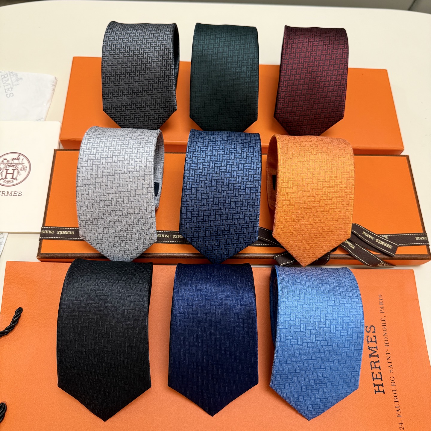 特价。新色，男士新款领带系列【H 24提花领带】👔👔，稀有H家每年都有一千条不同印花的领带面世，从最初的