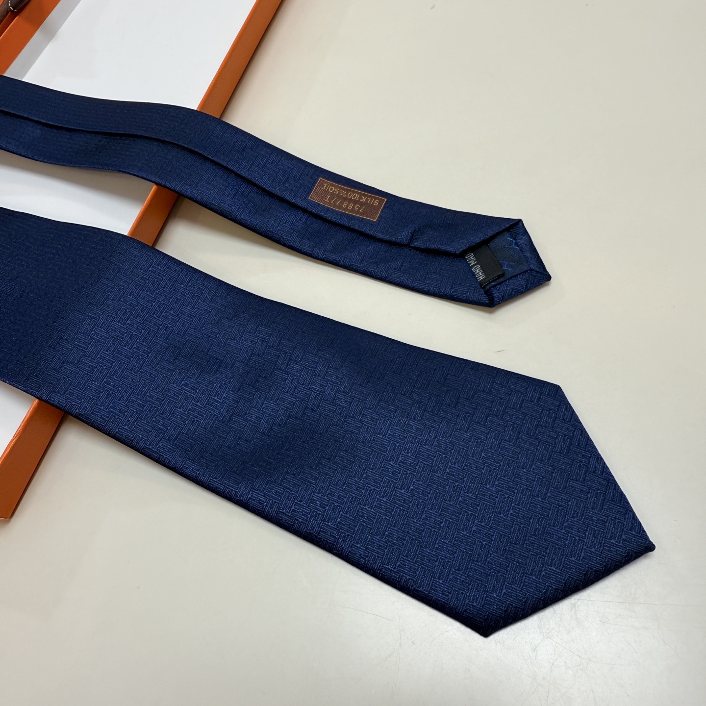 特价。新色，男士新款领带系列【H 24提花领带】👔👔，稀有H家每年都有一千条不同印花的领带面世，从最初的