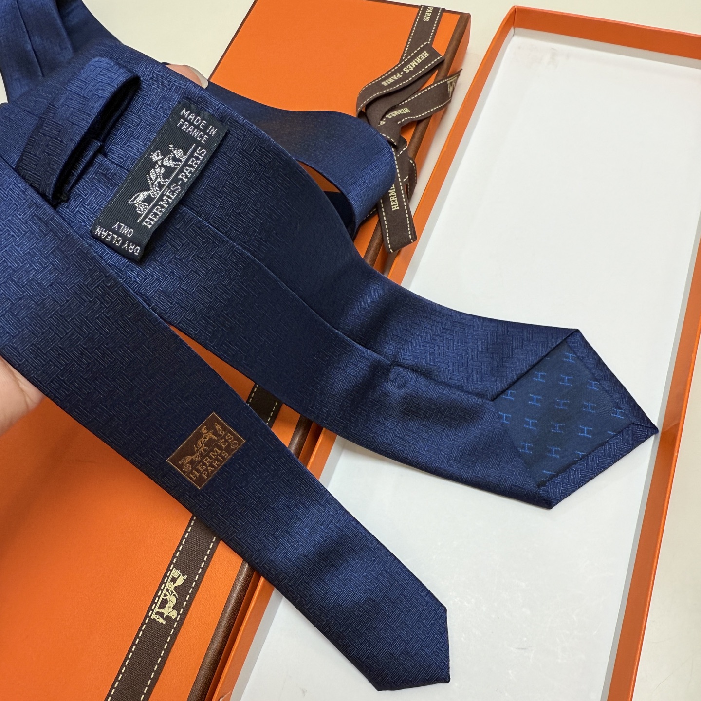 特价。新色，男士新款领带系列【H 24提花领带】👔👔，稀有H家每年都有一千条不同印花的领带面世，从最初的