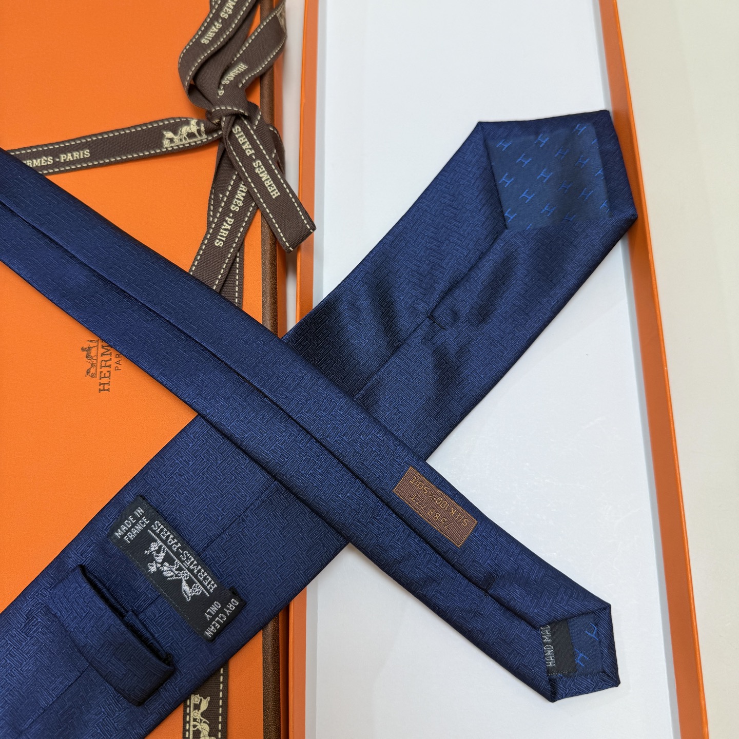 特价。新色，男士新款领带系列【H 24提花领带】👔👔，稀有H家每年都有一千条不同印花的领带面世，从最初的