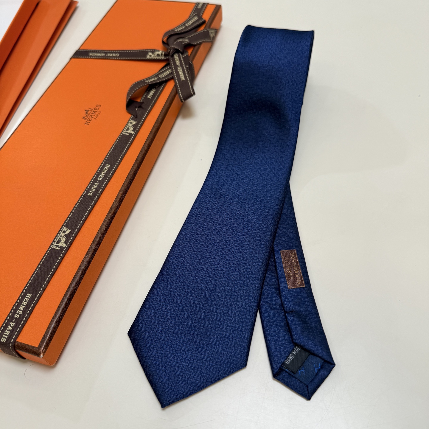 特价。新色，男士新款领带系列【H 24提花领带】👔👔，稀有H家每年都有一千条不同印花的领带面世，从最初的