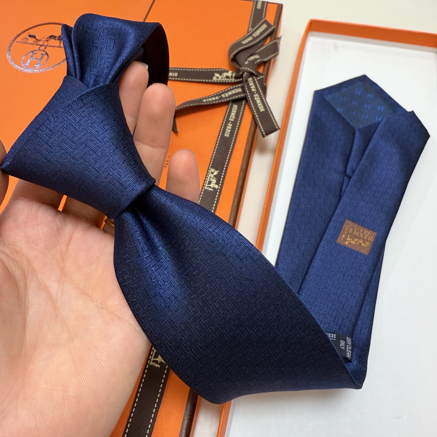 特价。新色，男士新款领带系列【H 24提花领带】👔👔，稀有H家每年都有一千条不同印花的领带面世，从最初的