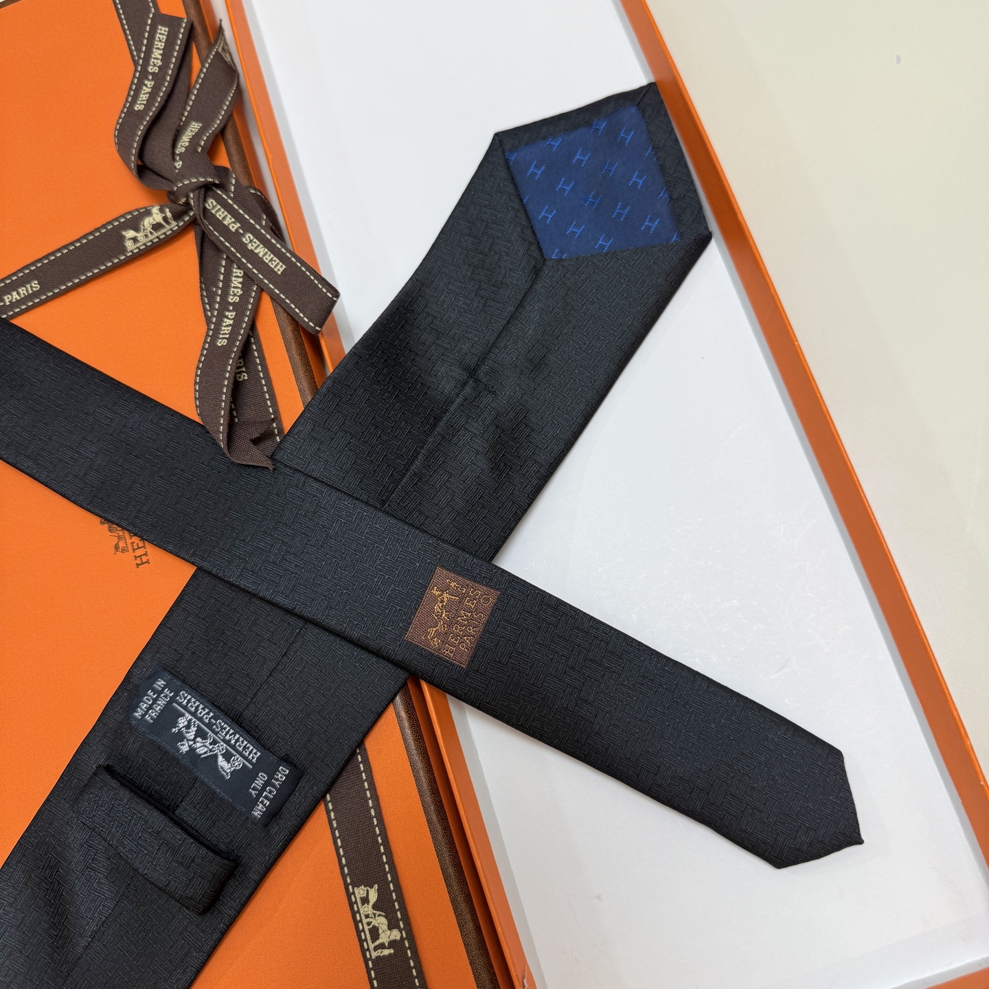 特价。新色，男士新款领带系列【H 24提花领带】👔👔，稀有H家每年都有一千条不同印花的领带面世，从最初的