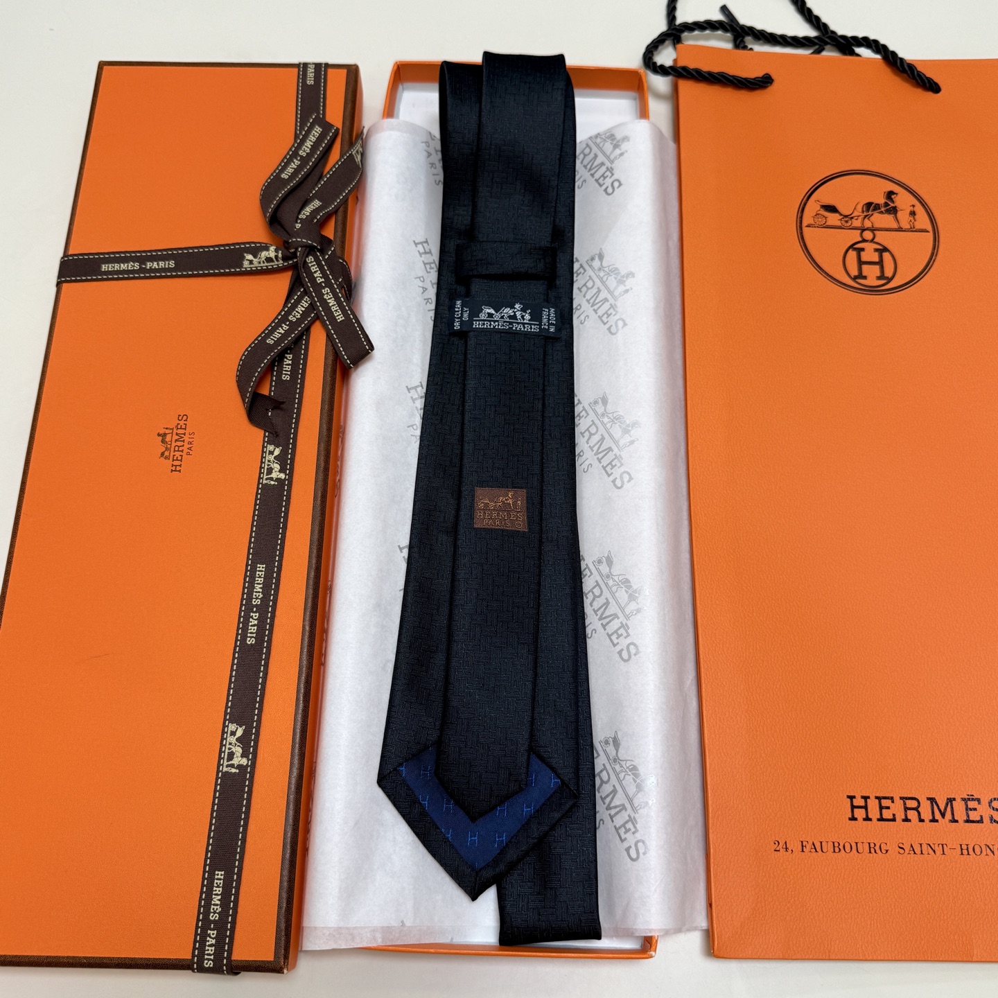 特价。新色，男士新款领带系列【H 24提花领带】👔👔，稀有H家每年都有一千条不同印花的领带面世，从最初的