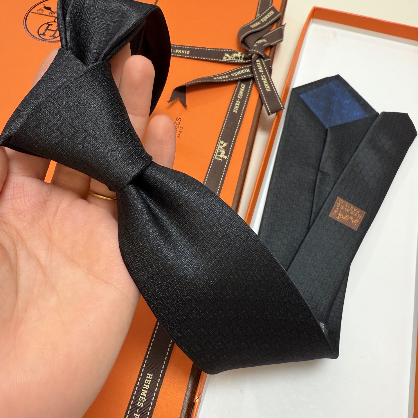 特价。新色，男士新款领带系列【H 24提花领带】👔👔，稀有H家每年都有一千条不同印花的领带面世，从最初的