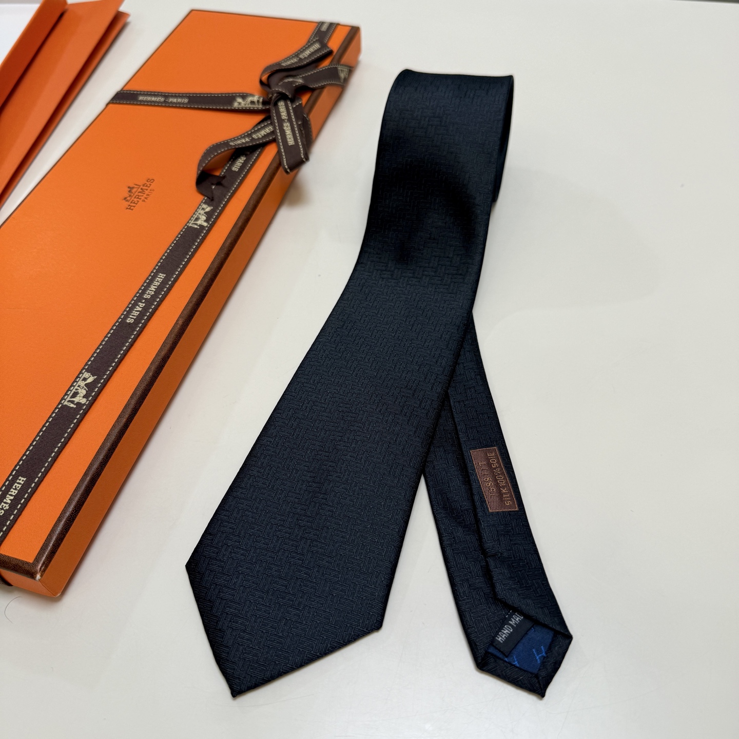 特价。新色，男士新款领带系列【H 24提花领带】👔👔，稀有H家每年都有一千条不同印花的领带面世，从最初的