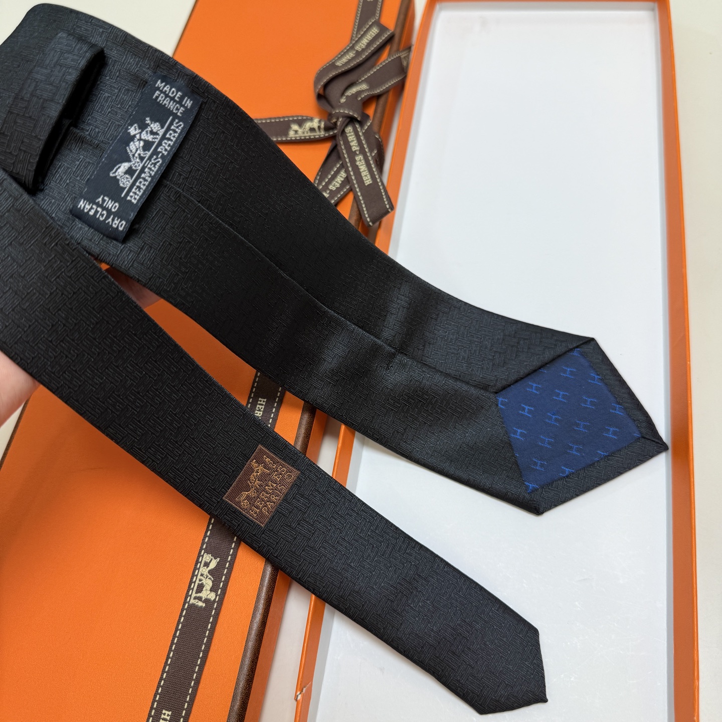 特价。新色，男士新款领带系列【H 24提花领带】👔👔，稀有H家每年都有一千条不同印花的领带面世，从最初的
