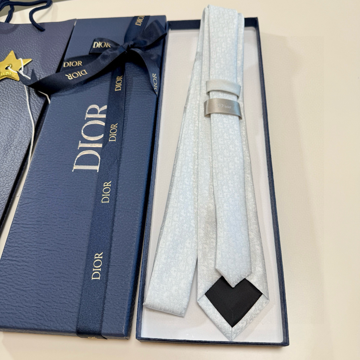 特价。爆款到Dior新款领带 💖💖👔👔Dior男士【Do字母印花领带】，稀有😻😻展现精湛手工与时尚优雅的