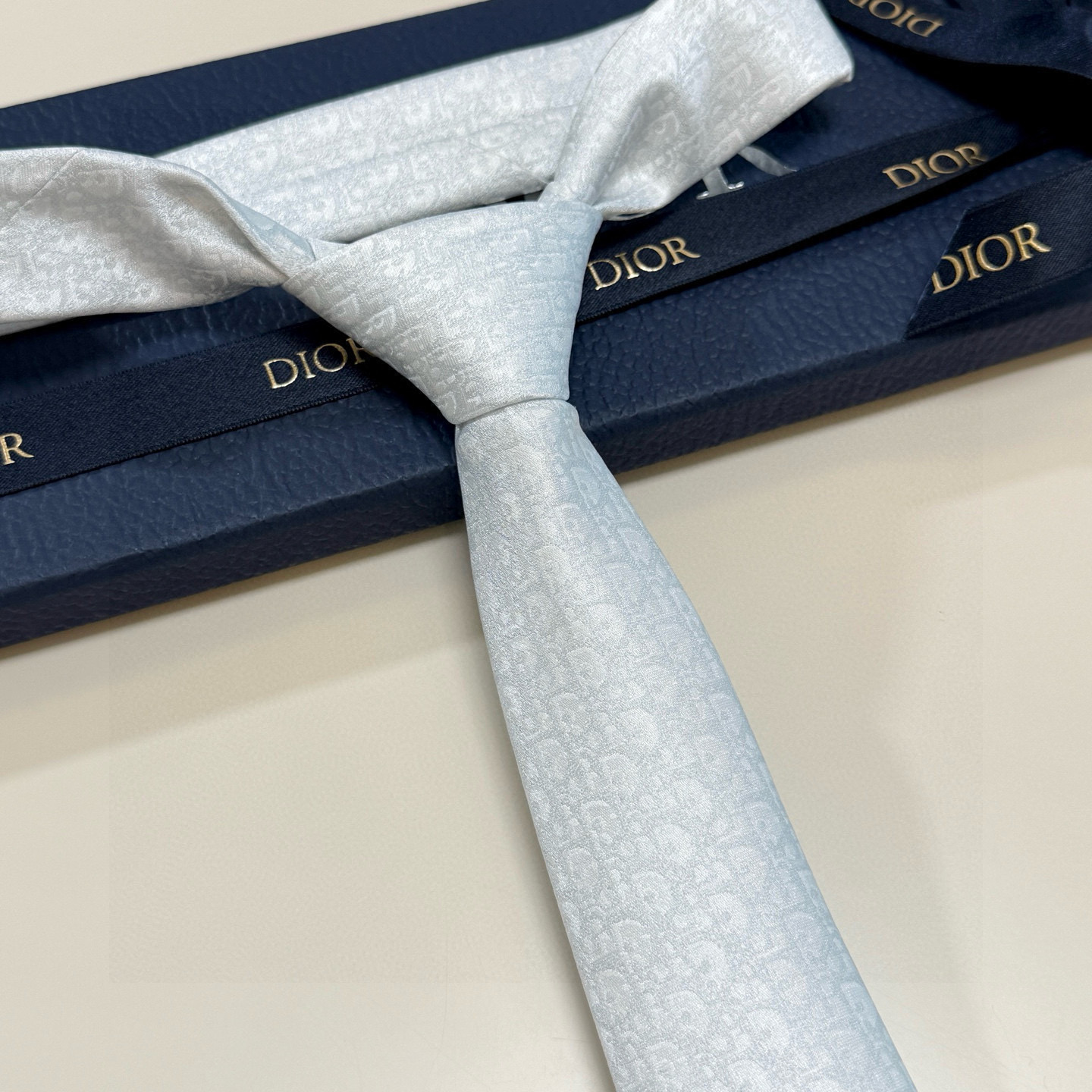 特价。爆款到Dior新款领带 💖💖👔👔Dior男士【Do字母印花领带】，稀有😻😻展现精湛手工与时尚优雅的