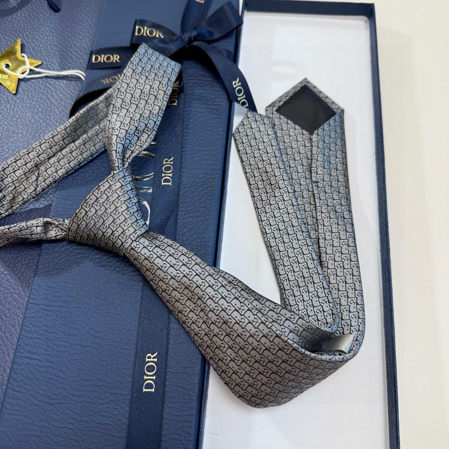 特价。爆款到Dior新款领带 💖💖👔👔Dior男士【Do字母印花领带】，稀有😻😻展现精湛手工与时尚优雅的