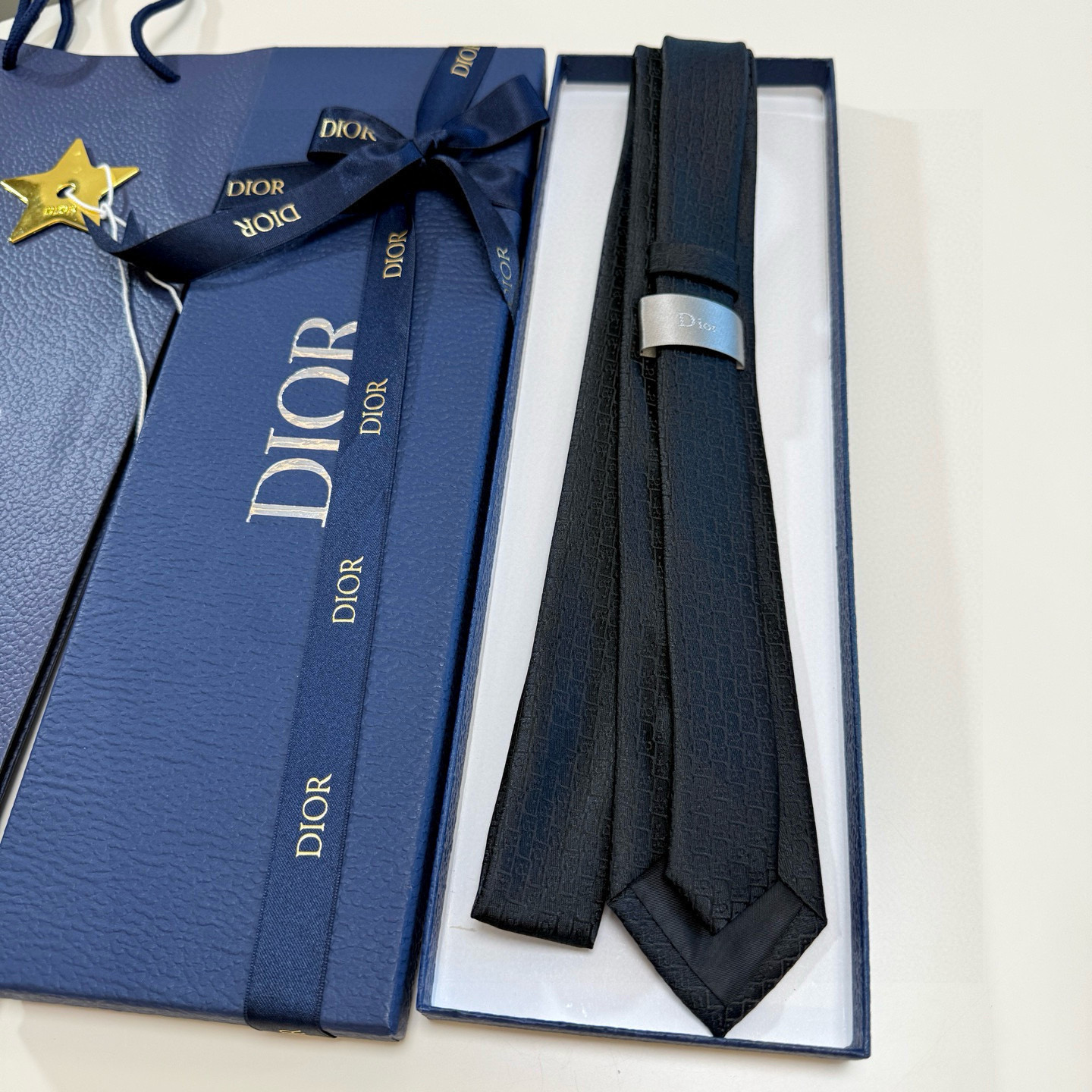 特价。爆款到Dior新款领带 💖💖👔👔Dior男士【Do字母印花领带】，稀有😻😻展现精湛手工与时尚优雅的