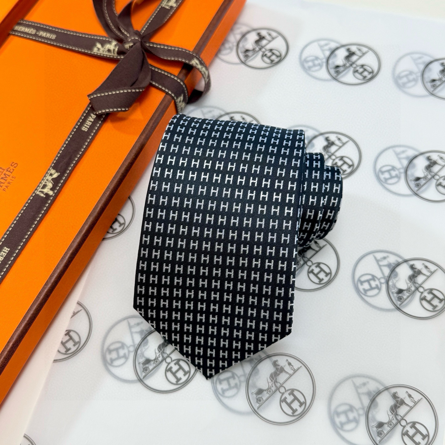 特价。男士新款领带系列【H字母图案领带】👔👔，稀有H家每年都有一千条不同印花的领带面世，从最初的多以几何