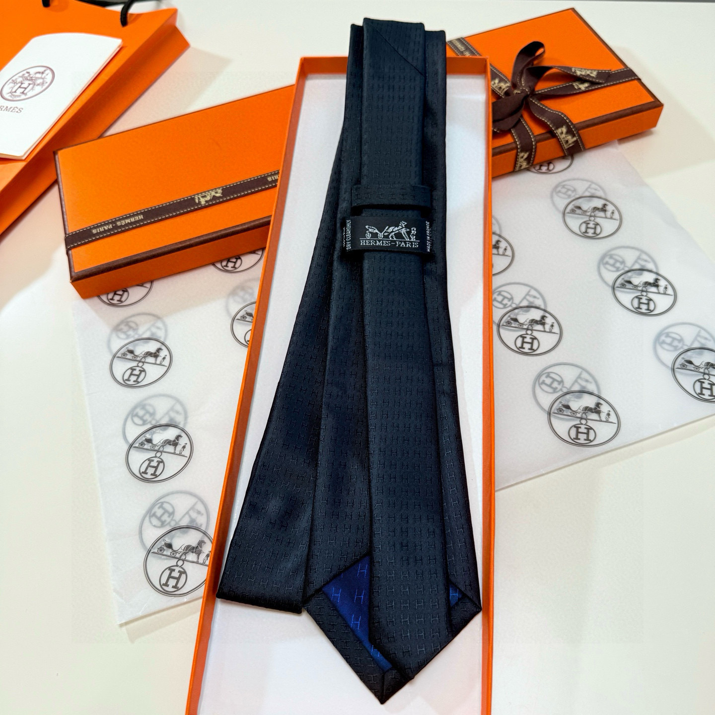 特价。男士新款领带系列【H字母图案领带】👔👔，稀有H家每年都有一千条不同印花的领带面世，从最初的多以几何
