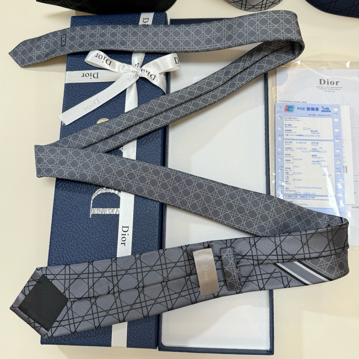 特价。爆款到👏👏Do家新款领带💖💖 👔👔Dior男士【D藤格纹图案领带】，稀有😻😻展现精湛手工与时尚优雅